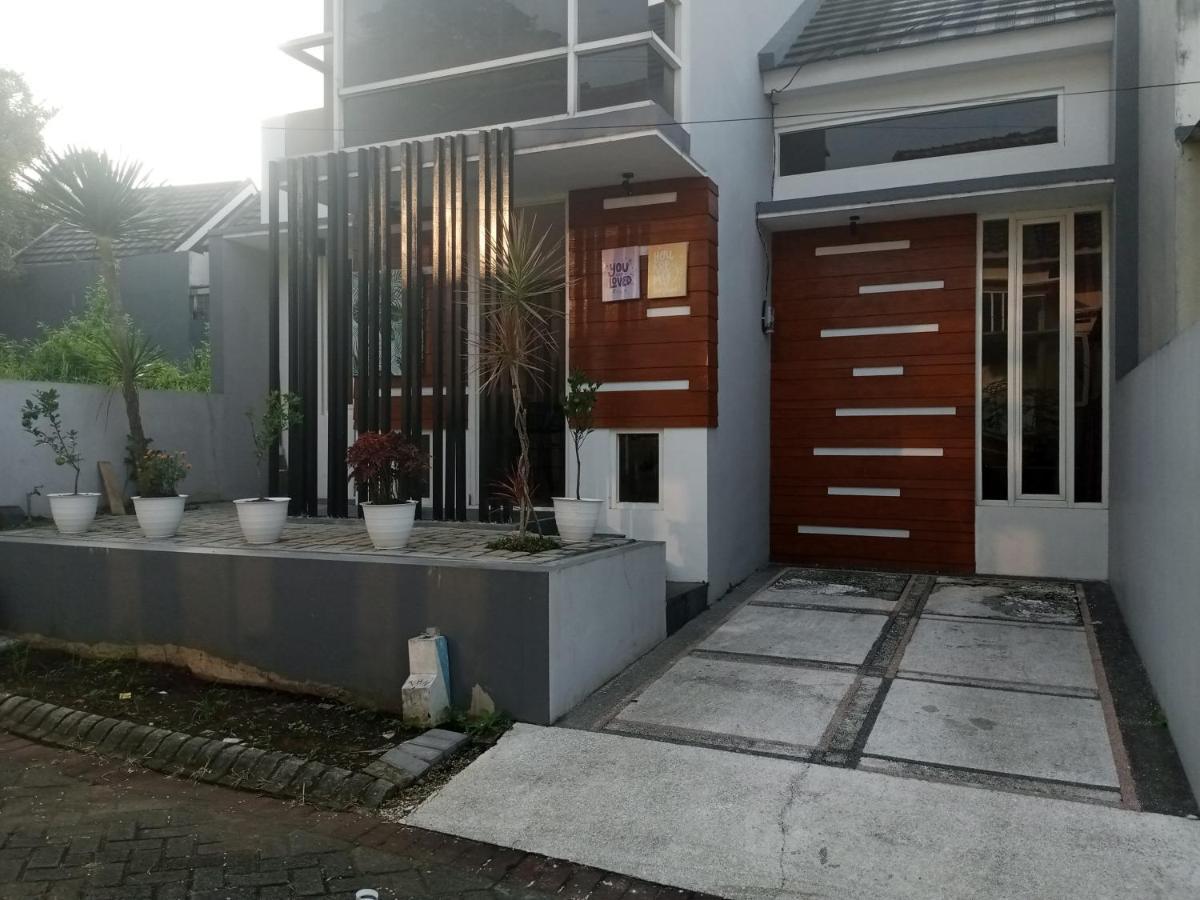 Villa Harmony Syariah II Бату Екстериор снимка